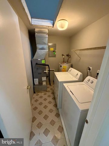 2 MICHELLE CT, Levittown, PA 19057