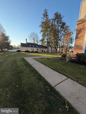 2 MICHELLE CT, Levittown, PA 19057