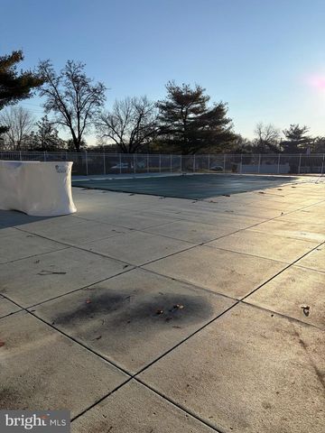 2 MICHELLE CT, Levittown, PA 19057