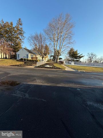 2 MICHELLE CT, Levittown, PA 19057