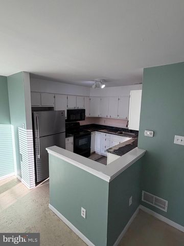 2 MICHELLE CT, Levittown, PA 19057