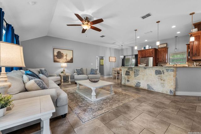 197 CIBOLO RIDGE DR, La Vernia, TX 78121