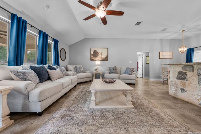 197 CIBOLO RIDGE DR, La Vernia, TX 78121