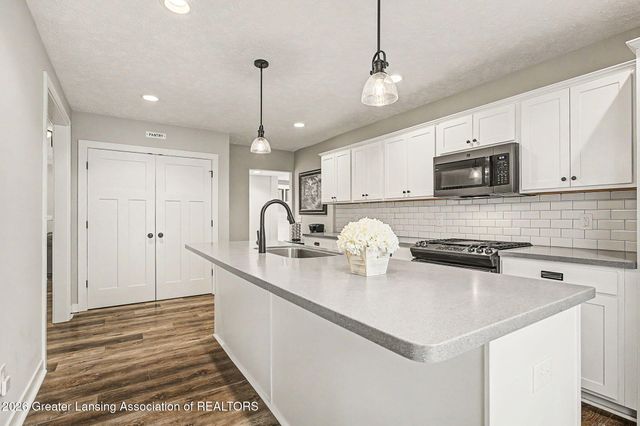 211 Russell Street, Grand Ledge, MI 48837