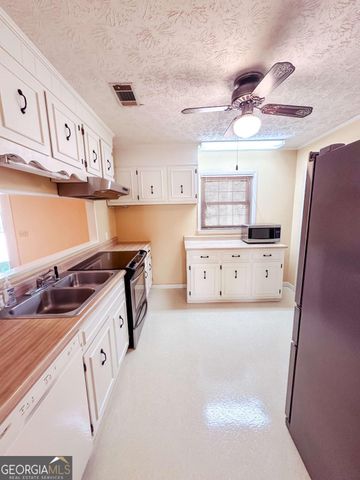 564 W Oglethorpe Avenue, Lyons, GA 30436