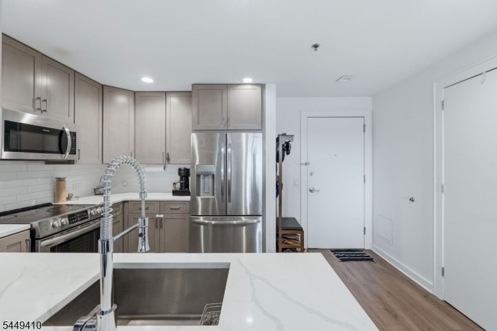 1 Carriage City Plz 804, Rahway City, NJ 07065 — photo 3