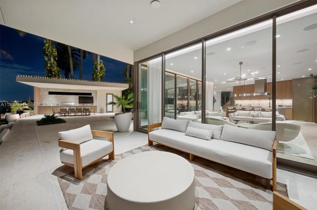 424 W Rivo Alto Dr, Miami Beach, FL 33139