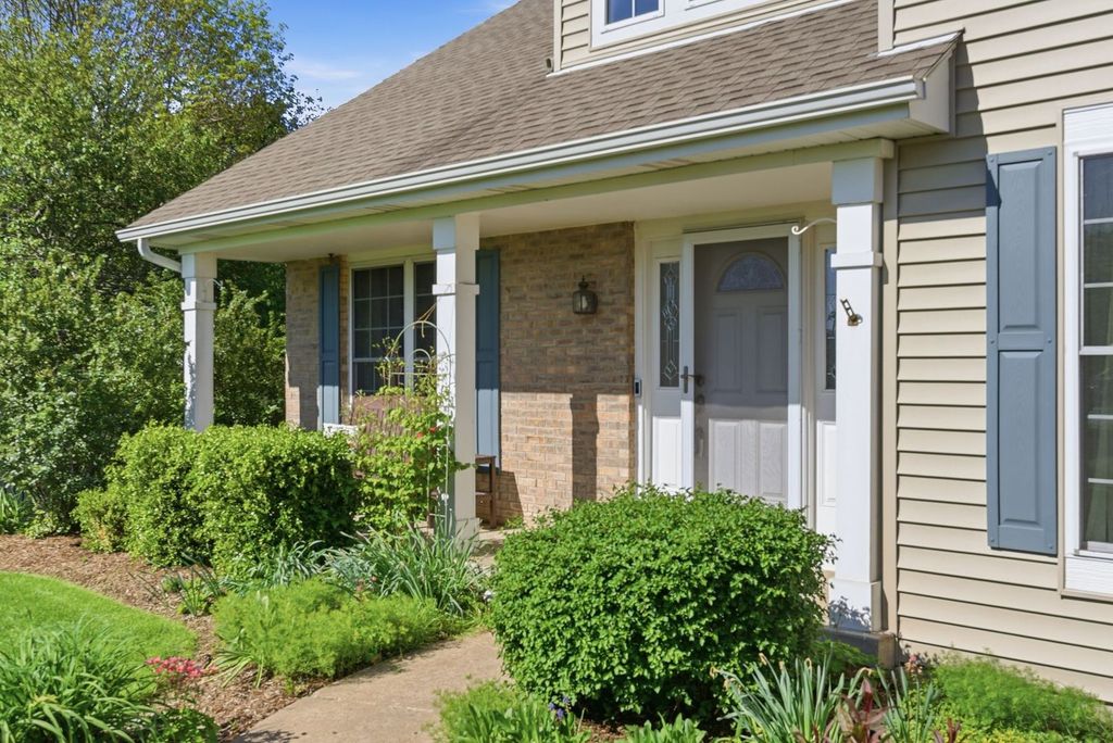 Image 2 of property listing at 721 Churchill Lane, Oswego, IL 60543