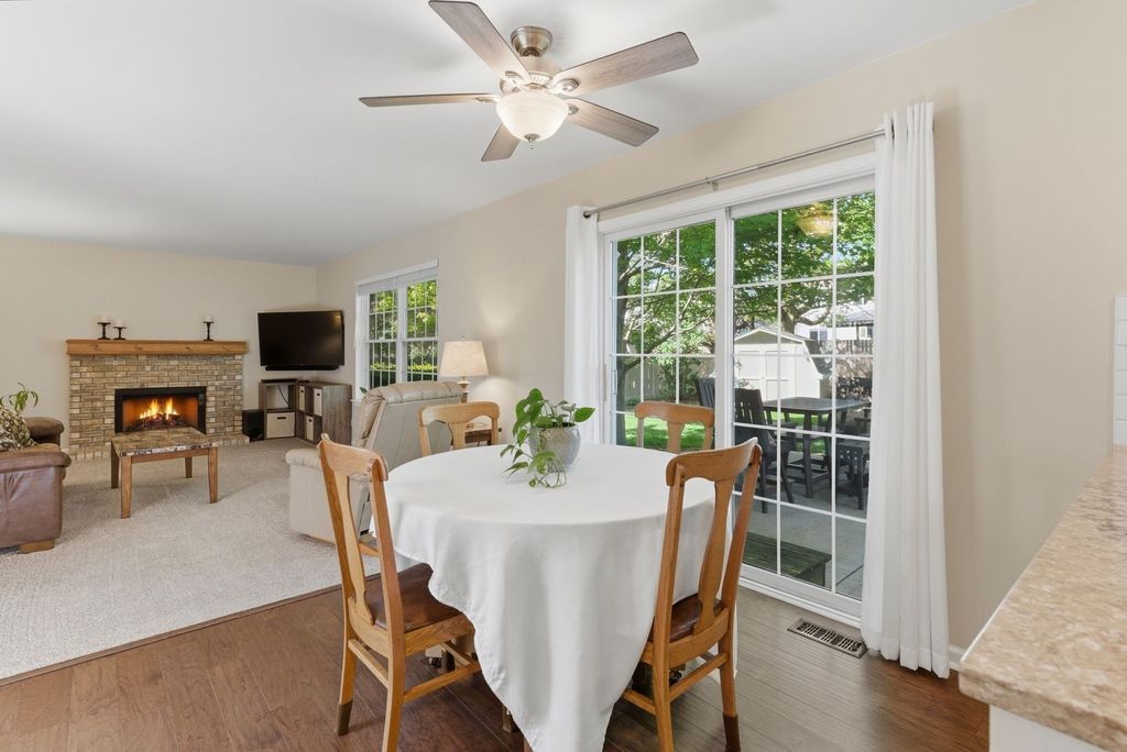 Image 11 of property listing at 721 Churchill Lane, Oswego, IL 60543