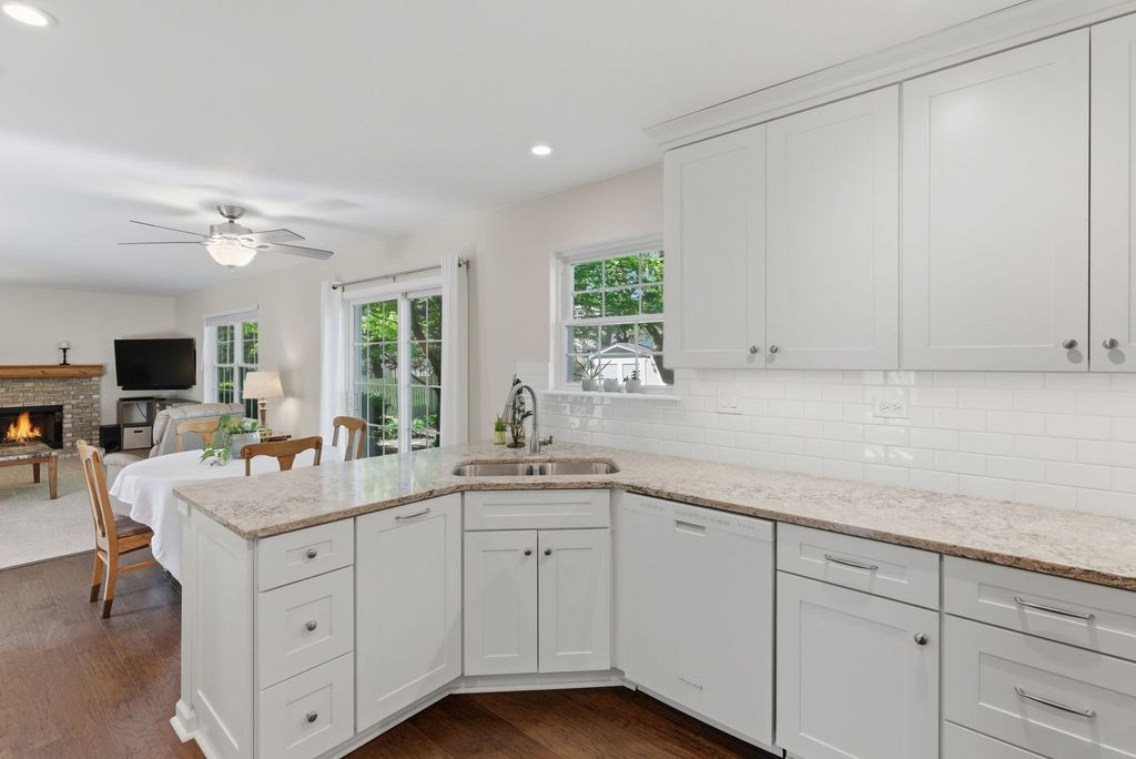 Image 12 of property listing at 721 Churchill Lane, Oswego, IL 60543