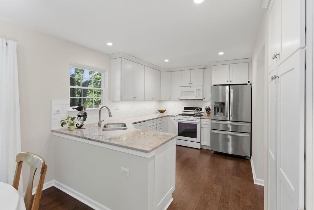 Image 13 of property listing at 721 Churchill Lane, Oswego, IL 60543