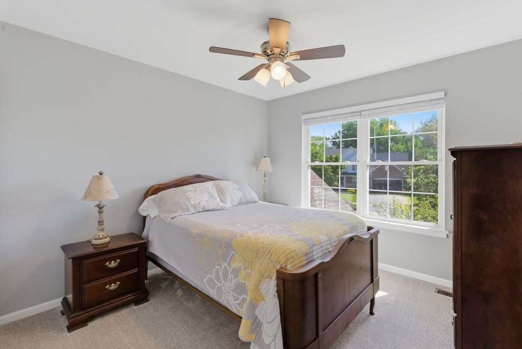 Image 16 of property listing at 721 Churchill Lane, Oswego, IL 60543