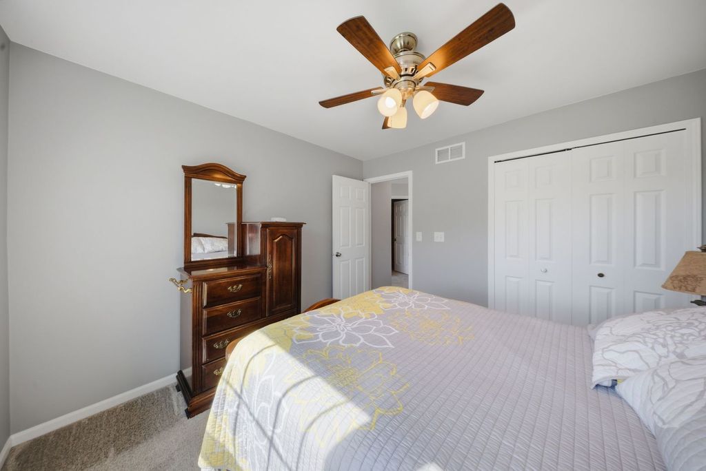 Image 17 of property listing at 721 Churchill Lane, Oswego, IL 60543