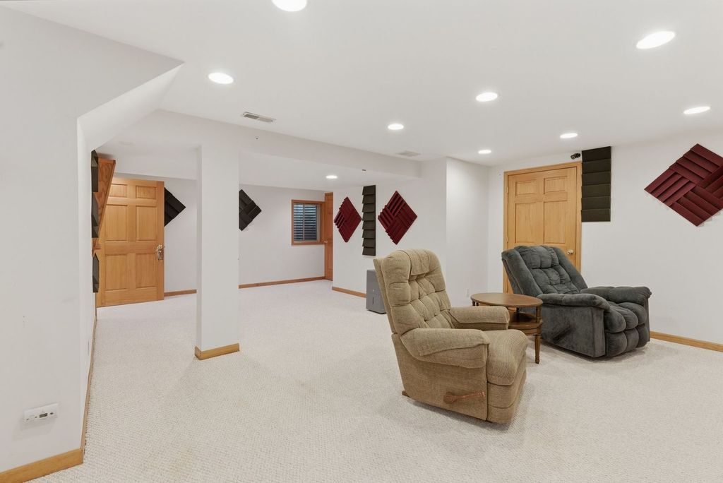 Image 23 of property listing at 721 Churchill Lane, Oswego, IL 60543
