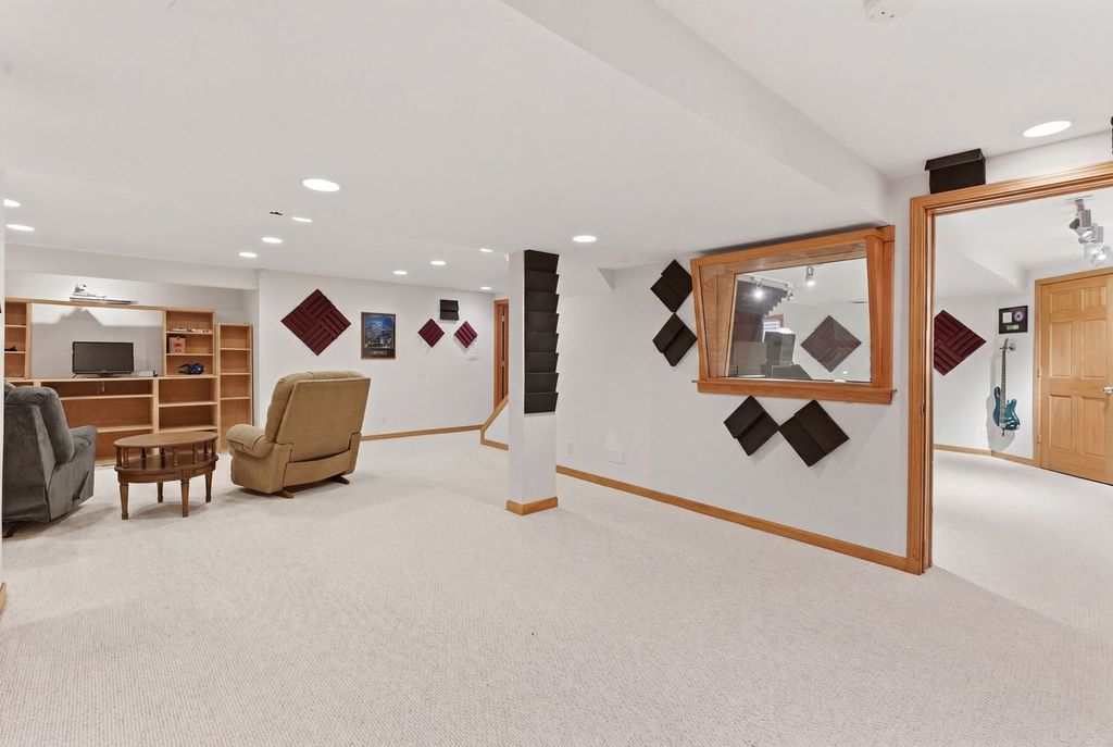 Image 24 of property listing at 721 Churchill Lane, Oswego, IL 60543