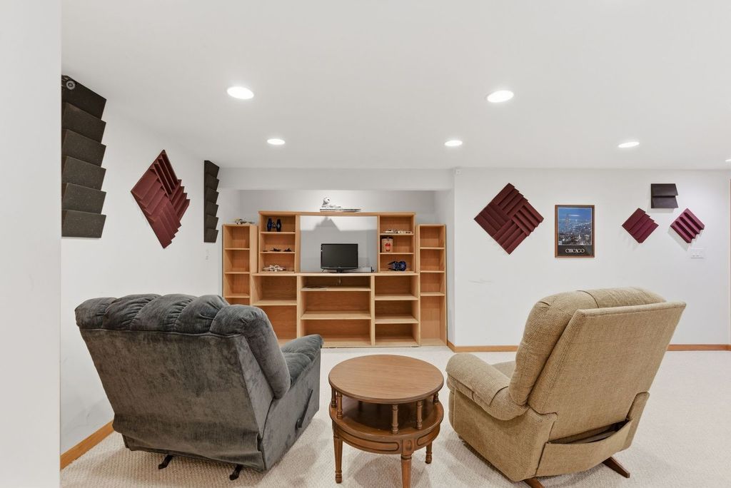 Image 25 of property listing at 721 Churchill Lane, Oswego, IL 60543