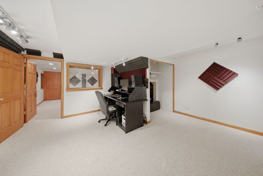 Image 28 of property listing at 721 Churchill Lane, Oswego, IL 60543