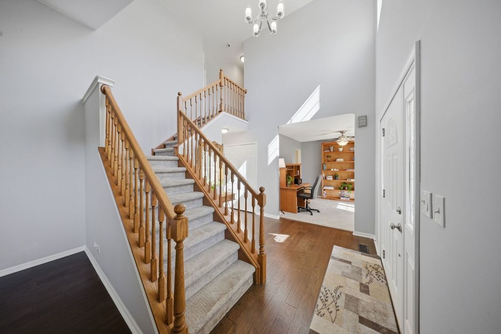 Image 4 of property listing at 721 Churchill Lane, Oswego, IL 60543