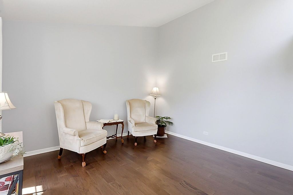 Image 7 of property listing at 721 Churchill Lane, Oswego, IL 60543