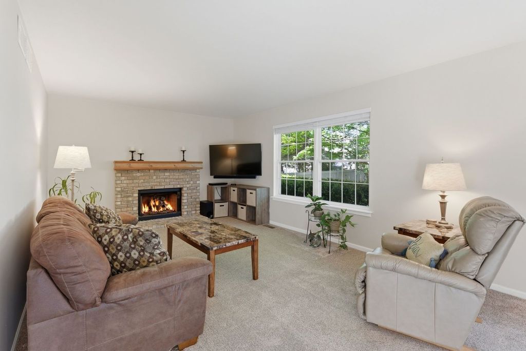 Image 8 of property listing at 721 Churchill Lane, Oswego, IL 60543