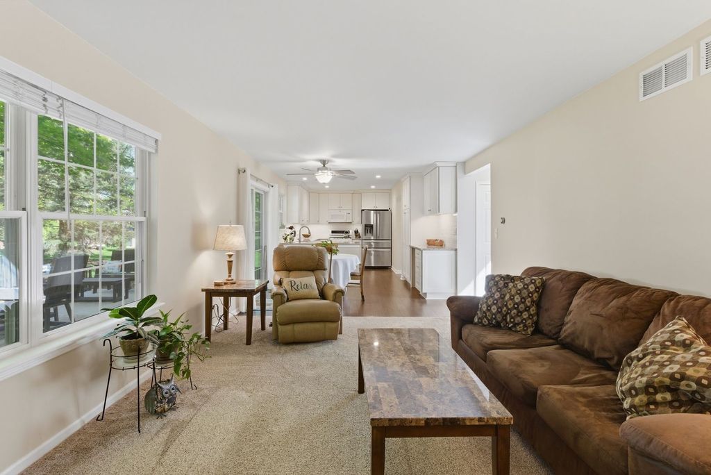 Image 9 of property listing at 721 Churchill Lane, Oswego, IL 60543