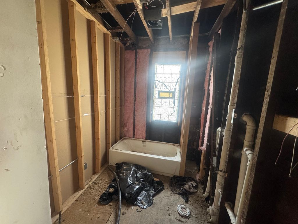 Image 8 of property listing at 12409 S Green Street, Calumet Park, IL 60827