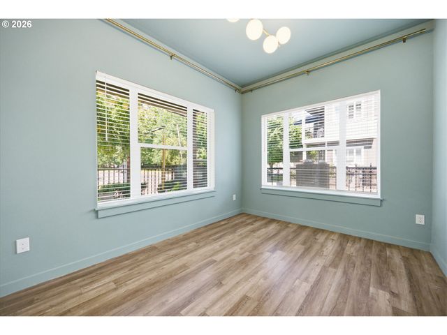494 Ne CLEVELAND Ave, Gresham, OR 97030
