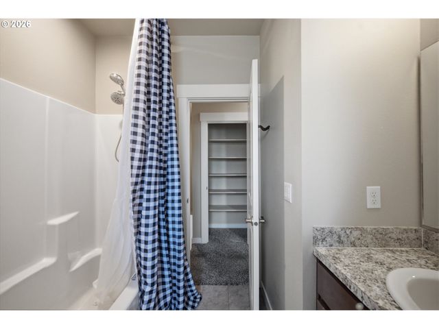 494 Ne CLEVELAND Ave, Gresham, OR 97030