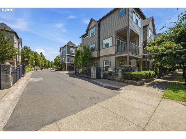 494 Ne CLEVELAND Ave, Gresham, OR 97030