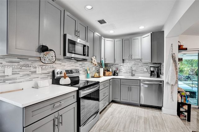 1124 NW 16th St, Fort Lauderdale, FL 33311