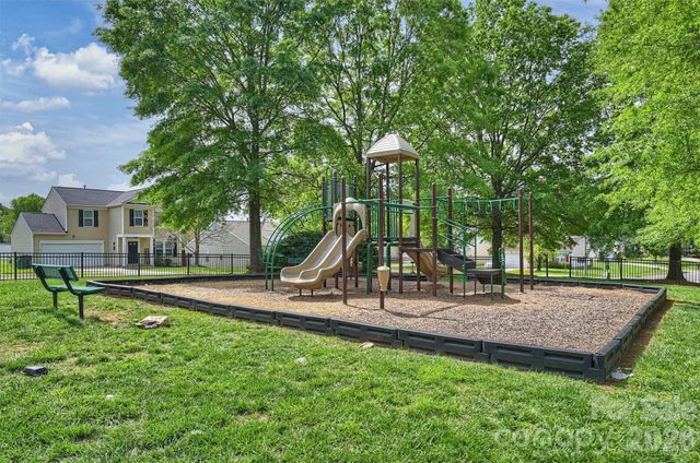 1605 Royal Tree Court, Charlotte, NC 28216