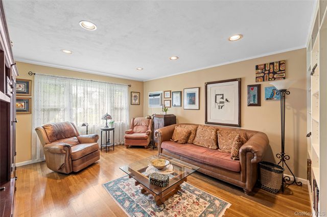 38 Hillvale Road, Albertson, NY 11507