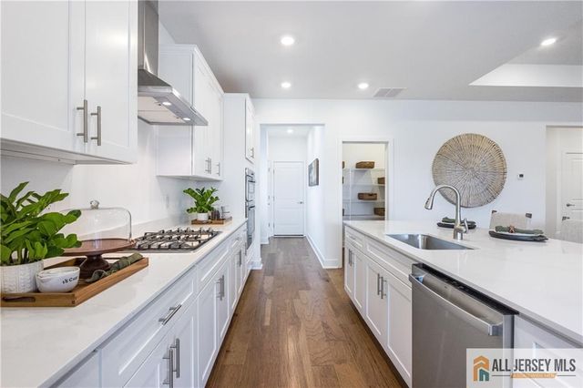 2 Galerie Court, Monroe, NJ 08831