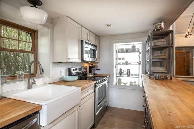 44 Merrit Avenue, Millbrook, NY 12545