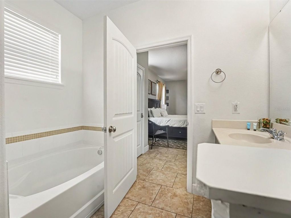Image 12 of property listing at 4127 OAK TREE DRIVE, Davenport, FL 33837