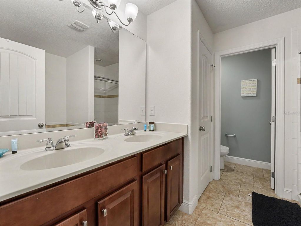 Image 13 of property listing at 4127 OAK TREE DRIVE, Davenport, FL 33837