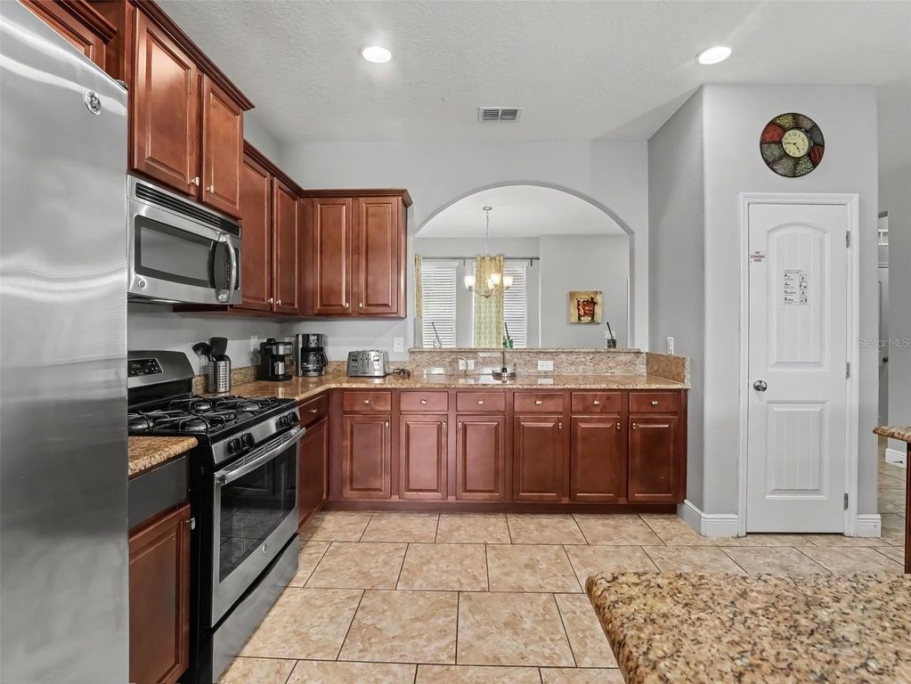Image 9 of property listing at 4127 OAK TREE DRIVE, Davenport, FL 33837