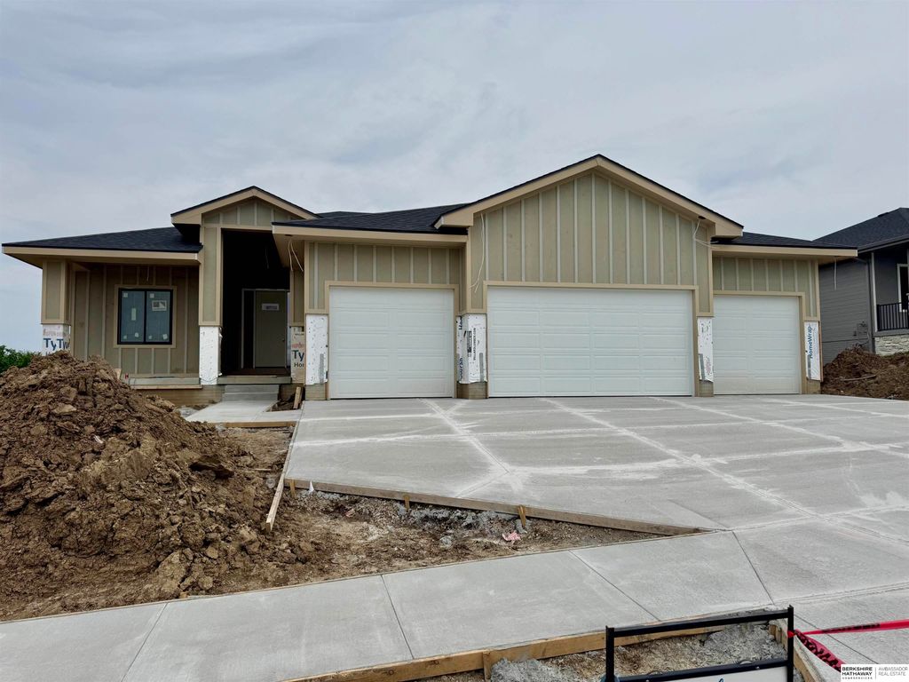 8954 Von Street, Papillion, NE 68046