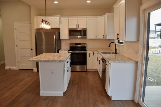 16600 KLINTON DR, Boonville, MO 65233