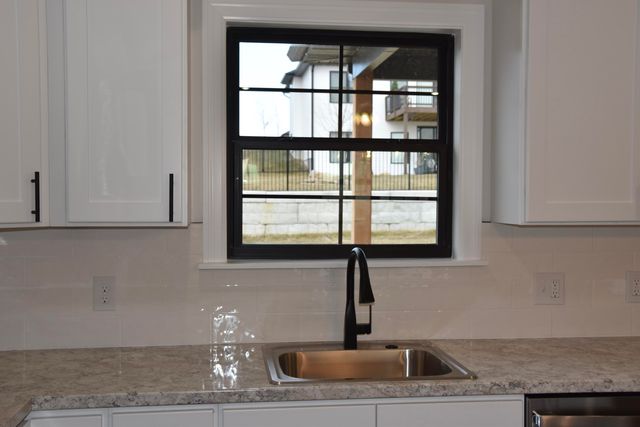 16600 KLINTON DR, Boonville, MO 65233