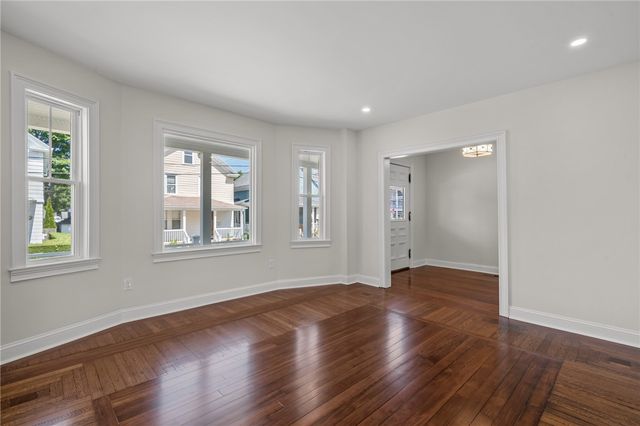 21 Russell Avenue, Newport, RI 02840