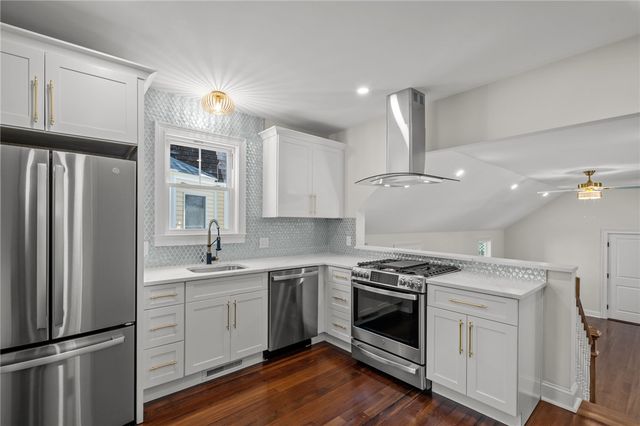 21 Russell Avenue, Newport, RI 02840