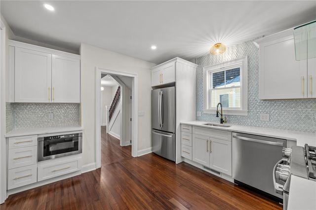 21 Russell Avenue, Newport, RI 02840