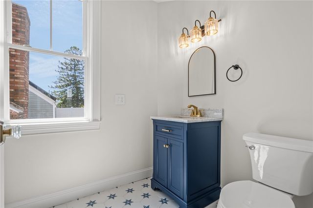 21 Russell Avenue, Newport, RI 02840
