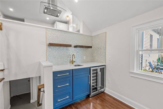 21 Russell Avenue, Newport, RI 02840