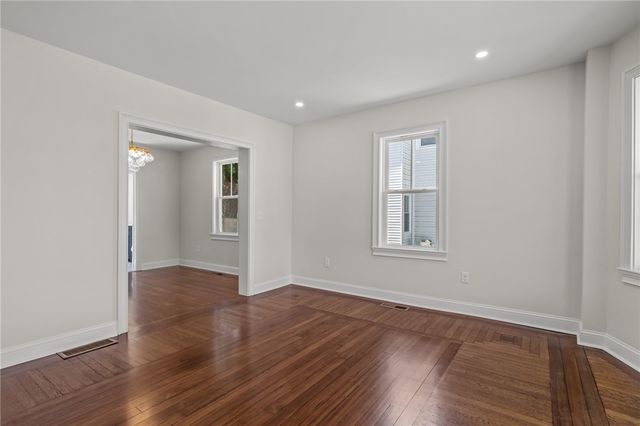 21 Russell Avenue, Newport, RI 02840
