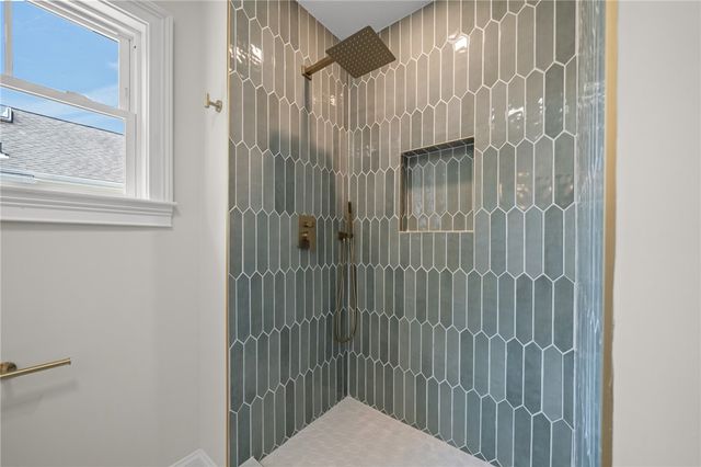 21 Russell Avenue, Newport, RI 02840