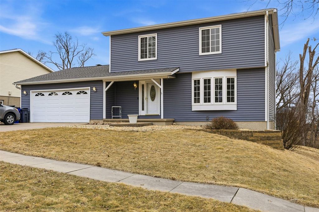 3008 Circle Hill Court NE, Cedar Rapids, IA 52402