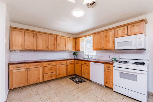 1719 SANTA FE, Kingsville, TX 78363