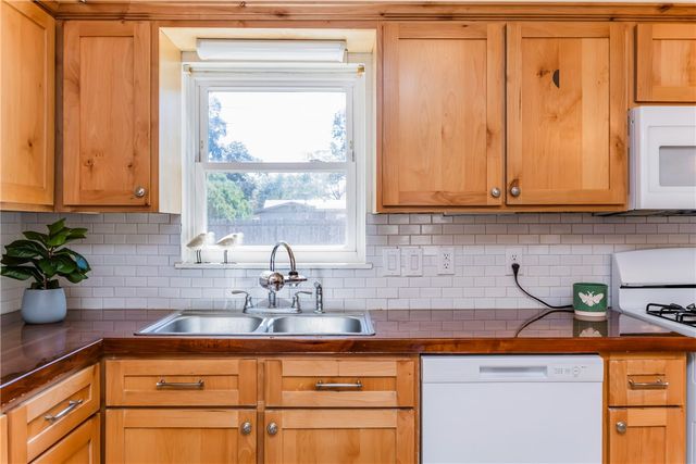 1719 SANTA FE, Kingsville, TX 78363